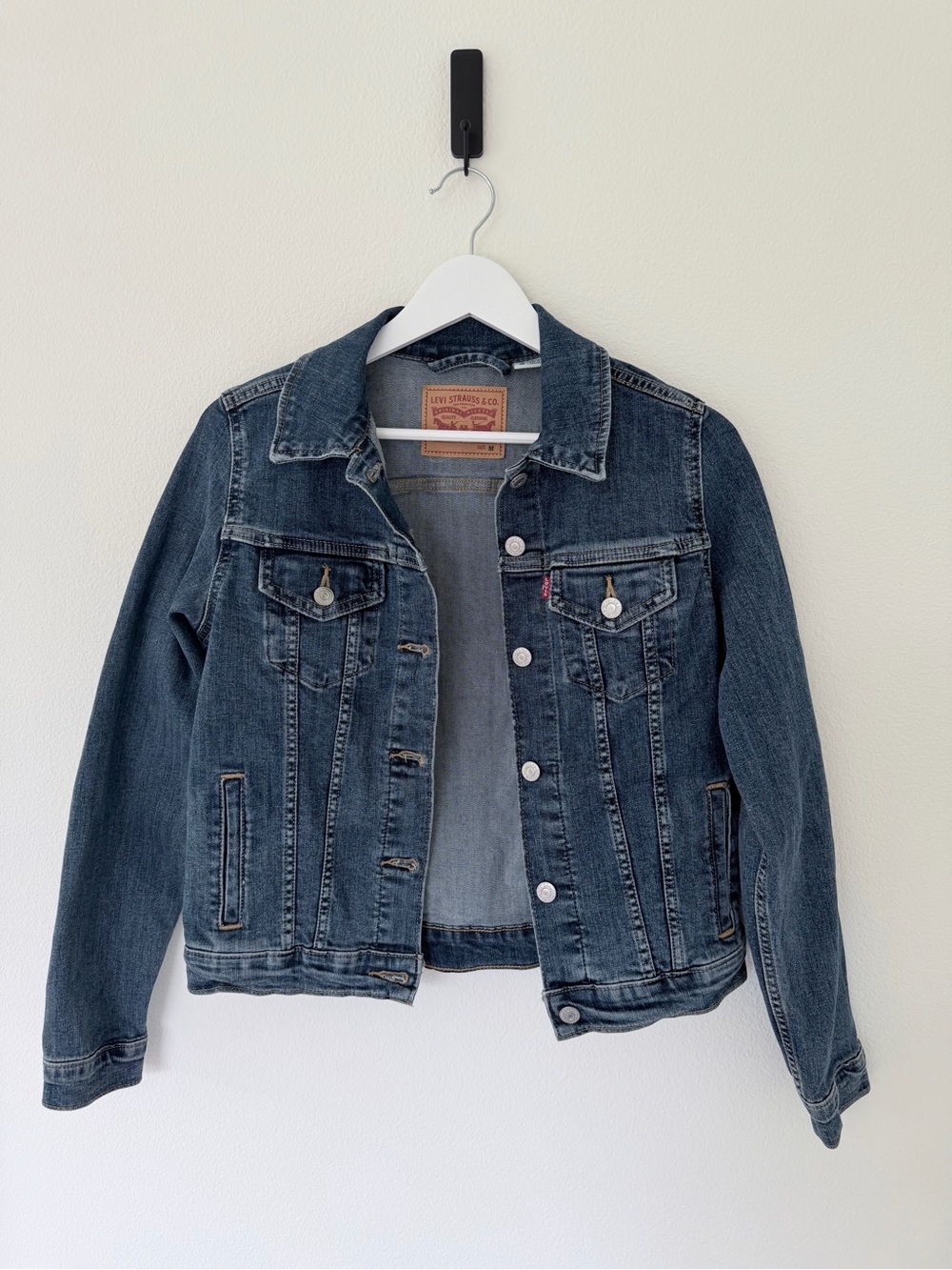 Levi’s Original Trucker Denim Jean Jacket Dark Wash Size Medium - Picture 2 of 6